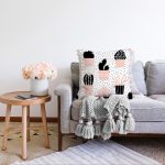 Beyaz Zemin Üzerinde Siyah Puantiyeli Kaktüs Desenli Raşel Kadife Yastık Kırlent Kılıfı Realhomes