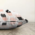 Beyaz Zemin Üzerinde Siyah Puantiyeli Kaktüs Desenli Raşel Kadife Yastık Kırlent Kılıfı Realhomes