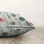 - Sonil-K-8852-Gorsel3 - Realhomes Renkli Zemin Üzerinde Kaktüs Desenli Dijital Baskılı Modern Raşel Kadife Yastık Kırlent Kılıfı Realhomes