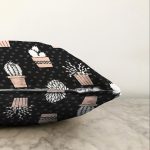 - Sonil-K-8853-Gorsel3 - Realhomes Siyah Zemin Üzerinde Kaktüs Desenli Dijital Baskılı Modern Raşel Kadife Yastık Kırlent Kılıfı Realhomes