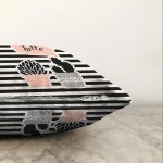 Renkli Zemin Üzerinde Siyah Çizgili Kaktüs Desenli Modern Raşel Kadife Yastık Kırlent Kılıfı Realhomes