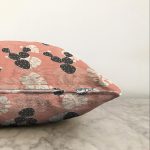 - Sonil-K-8859-Gorsel3 - Realhomes  Renkli Zemin Üzerinde Yaprak Desenli Dijital Baskılı Modern Raşel Kadife Yastık Kırlent Kılıfı Realhomes