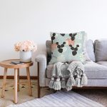 Renkli Zemin Üzerinde Yaprak Desenli Dijital Baskılı Modern Raşel Kadife Yastık Kırlent Kılıfı Realhomes