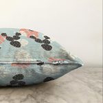 Renkli Zemin Üzerinde Yaprak Desenli Dijital Baskılı Modern Raşel Kadife Yastık Kırlent Kılıfı Realhomes