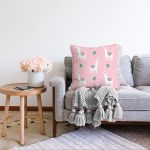 Renkli Zeminli Sevimli Zurafa Desenli Dijital Baskılı Modern Raşel Kadife Yastık Kırlent Kılıfı Realhomes