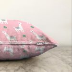 Renkli Zeminli Sevimli Zurafa Desenli Dijital Baskılı Modern Raşel Kadife Yastık Kırlent Kılıfı Realhomes