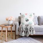 - Sonil-K-8864-Gorsel2 - Realhomes  Beyaz Zemin Üzerinde Kaktüs Desenli Dijital Baskılı Modern Raşel Kadife Yastık Kırlent Kılıfı Realhomes