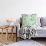 - Sonil-K-8868-Gorsel2 - Realhomes Rengarenk Zemin Üzerinde Siyah Beyaz Çiçek Desenli Modern Raşel Kadife Yastık Kırlent Kılıfı Realhomes