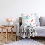 - Sonil-K-8870-Gorsel2 - Realhomes Beyaz Zeminli Renkli Yaprak Desenli Dijital Baskılı Modern Raşel Kadife Yastık Kırlent Kılıfı Realhomes