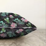 Siyah Zemin Üzerinde Kaktüs Desenli Dijital Baskılı Modern Raşel Kadife Yastık Kırlent Kılıfı Realhomes