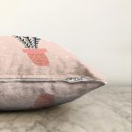 Renkli Zemin Üzerinde Yaprak Desenli Dijital Baskılı Modern Raşel Kadife Yastık Kırlent Kılıfı Realhomes