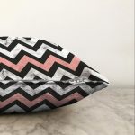 - Sonil-K-8906-Gorsel3 - Realhomes Mermer Zeminli Renkli Geometrik Zigzag Desenli Modern Raşel Kadife Yastık Kırlent Kılıfı Realhomes