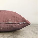 - Sonil-K-8916-Gorsel3 - Realhomes Renkli Zeminli Gold Detaylı Mermer Desenli Dijital Baskılı Modern Raşel Kadife Kırlent Kılıfı Realhomes