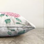 - Sonil-K-8920-Gorsel3 - Realhomes  Beyaz Zeminli Rengarenk Ortanca Çiçek Motifli Dijital Baskılı Modern Raşel Kadife Kırlent Kılıfı Realhomes