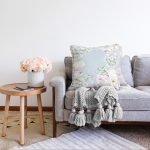 Rengarenk Zeminli Beyaz Çiçek Desenli Dijital Baskılı Modern Raşel Kadife Yastık Kırlent Kılıfı Realhomes