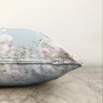 Rengarenk Zeminli Beyaz Çiçek Desenli Dijital Baskılı Modern Raşel Kadife Yastık Kırlent Kılıfı Realhomes