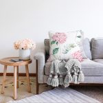 Beyaz Zeminli Yeşil Yapraklı Ortanca Çiçek Dijital Baskılı Modern Raşel Kadife Kırlent Kılıfı Realhomes