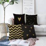 - Sonil-K4luset359-Gorsel1 - Realhomes 4'lü Çift Taraflı Siyah Zemin Üzerinde Gold Detaylı Geometrik Desenli Modern Şönil Yastık Kırlent Kılıf Seti Realhomes
