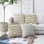 - Sonil-K4luset369-Gorsel1 - Realhomes 4'lü Çift Taraflı Beyaz Zemin Üzerinde Gold Detaylı Geometrik Desenli Modern Şönil Yastık Kırlent Kılıf Seti Realhomes