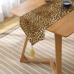 Realhomes Leopar Desenli Dijital Baskılı Dekoratif Özel Tasarım Püsküllü Şönil Üçgen Runner Realhomes