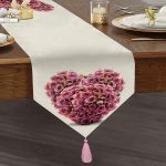 - UcgenRunner-182-Gorsel1 - Realhomes Güllü Kalp Dijital Baskılı Dekoratif Püsküllü Şönil Üçgen Runner Realhomes