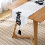 Siyah Beyaz Ananas Baskılı Dekoratif Püsküllü Şönil Üçgen Runner Realhomes