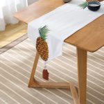 - UcgenRunner-2031-Gorsel2 - Realhomes  Ananas Desenli Dijital Baskılı Dekoratif Püsküllü Şönil Üçgen Runner Realhomes