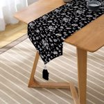 - UcgenRunner-2041-Gorsel2 - Realhomes  Siyah Zeminde Beyaz Çiçekler Dijital Baskılı Püsküllü Şönil Üçgen Runner Realhomes