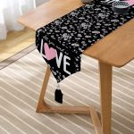 - UcgenRunner-2042-Gorsel2 - Realhomes  Beyaz Çiçekler Love Desenli Dekoratif Püsküllü Şönil Üçgen Runner Realhomes