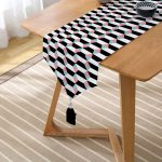 - UcgenRunner-2048-Gorsel2 - Realhomes  Livense Geometrik Şekilli Dekoratif Püsküllü Şönil Üçgen Runner Realhomes