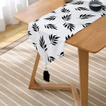 Siyah Beyaz Yaprak Desenli Dekoratif Püsküllü Şönil Üçgen Runner Realhomes