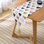 - UcgenRunner-2125-Gorsel2 - Realhomes  Renkli Kalp Desenli Dijital Baskılı Dekoratif Püsküllü Şönil Üçgen Runner Realhomes