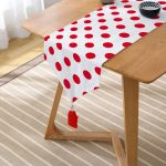 Kırmızı Puantiyeli Dijital Baskılı Dekoratif Püsküllü Şönil Üçgen Runner Realhomes