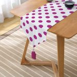 Mor Puantiyeli Dijital Baskılı Dekoratif Püsküllü Şönil Üçgen Runner Realhomes