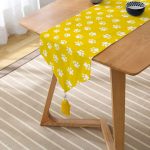 Sarı Zeminli Pati Resimli Dijital Baskılı Dekoratif Püsküllü Şönil Üçgen Runner Realhomes