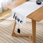 Love Yazı Desenli Dijital Baskılı Dekoratif Püsküllü Şönil Üçgen Runner Realhomes