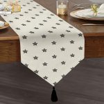 Beyaz Zeminli Yıldız Desenli Dijital Baskılı Dekoratif Püsküllü Şönil Üçgen Runner Realhomes