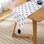 Beyaz Zeminli Yıldız Desenli Dijital Baskılı Dekoratif Püsküllü Şönil Üçgen Runner Realhomes