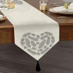 - UcgenRunner-2249-Gorsel1 - Realhomes Tüy Desen Kalp Motifli Dijital Baskılı Dekoratif Püsküllü Şönil Üçgen Runner Realhomes