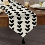 - UcgenRunner-2305-Gorsel1 - Realhomes  Siyah Kalp Desenli Dijital Baskılı Dekoratif Püsküllü Şönil Üçgen Runner Realhomes