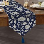 Lacivert Zeminli Çiçek Motifli Dijital Baskılı Püsküllü Şönil Üçgen Runner Realhomes