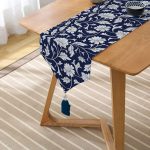 Lacivert Zeminli Çiçek Motifli Dijital Baskılı Püsküllü Şönil Üçgen Runner Realhomes