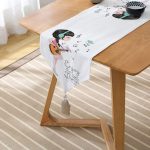 - UcgenRunner-2329-Gorsel2 - Realhomes Şarkı Söyleyen Kız Desenli Dijital Baskılı Püsküllü Şönil Üçgen Runner Realhomes