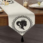 - UcgenRunner-2334-Gorsel1 - Realhomes  Siyah Beyaz Bayan Resimli Dijital Baskılı Püsküllü Şönil Üçgen Runner Realhomes