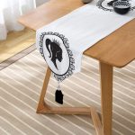 - UcgenRunner-2334-Gorsel2 - Realhomes  Siyah Beyaz Bayan Resimli Dijital Baskılı Püsküllü Şönil Üçgen Runner Realhomes