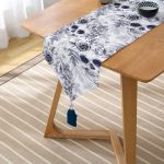 - UcgenRunner-2348-Gorsel2 - Realhomes  Kurukafa ve Çiçekler Motifli Dekoratif Püsküllü Şönil Üçgen Runner Realhomes