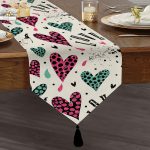 - UcgenRunner-2355-Gorsel1 - Realhomes Kalpli Love Desenli Dekoratif Püsküllü Şönil Üçgen Runner Realhomes