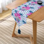 Zigzag Zeminli Flamingo Baskılı Dekoratif Püsküllü Şönil Üçgen Runner Realhomes