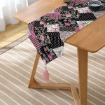 - UcgenRunner-2366-Gorsel2 - Realhomes  Desenli Kareler Temalı Dijital Baskılı Dekoratif Püsküllü Şönil Üçgen Runner Realhomes