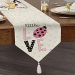 - UcgenRunner-2371-Gorsel1 - Realhomes  Love Uğurböceği Desenli Dekoratif Püsküllü Şönil Üçgen Runner Realhomes